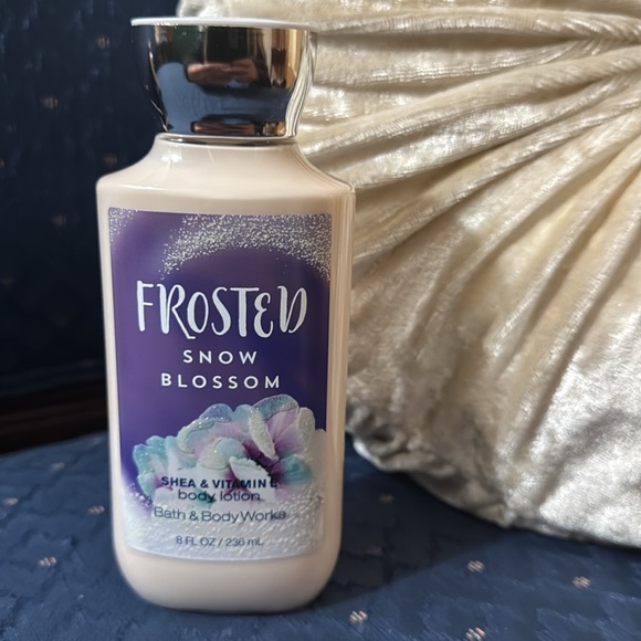 BATH & BODY WORKS SET. . . FROSTED SNOW BLOSSOM SCENT - Picture 3 of 6
